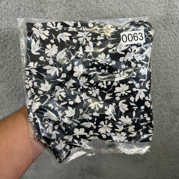 Ann Taylor Womens Sleeveless Blouse Top Size L Black White Floral V-Neck - Picture 10 of 10